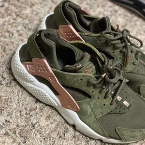 Suede green/ rose gold Nike Huaraches size 9.5